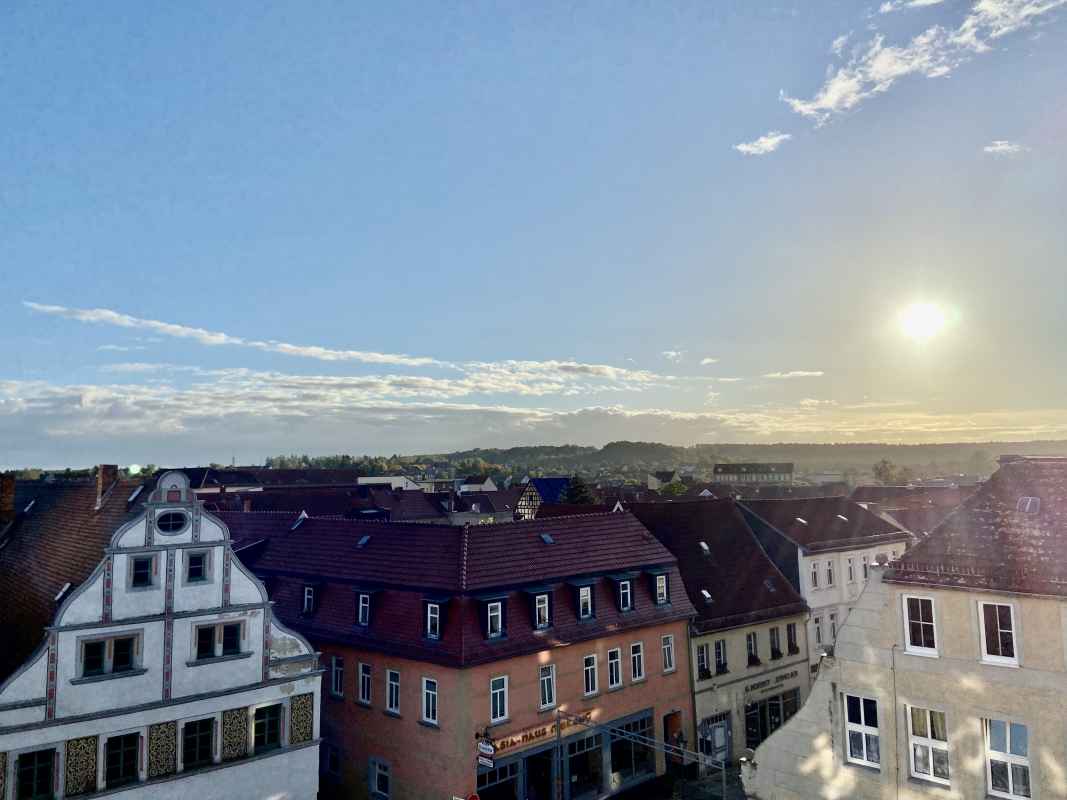 Blick über die Dächer der Eisenberger Innenstadt in abendlichem Ambiente.