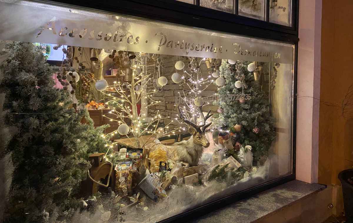 Weihnachtlich geschmückte Schaufenster