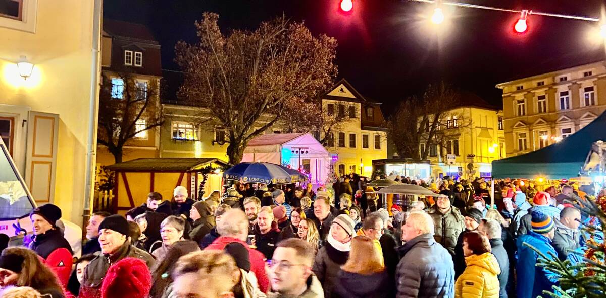 Blick auf den Nacht-Weihnachtsmarkt.