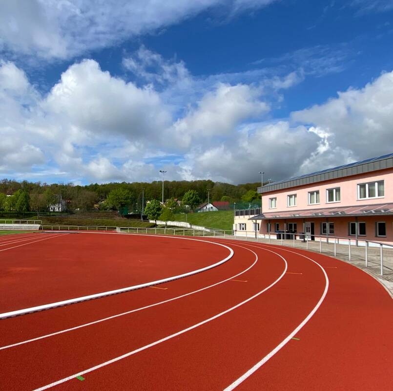 Stadion Eisenberg mit Gebäudekomplex