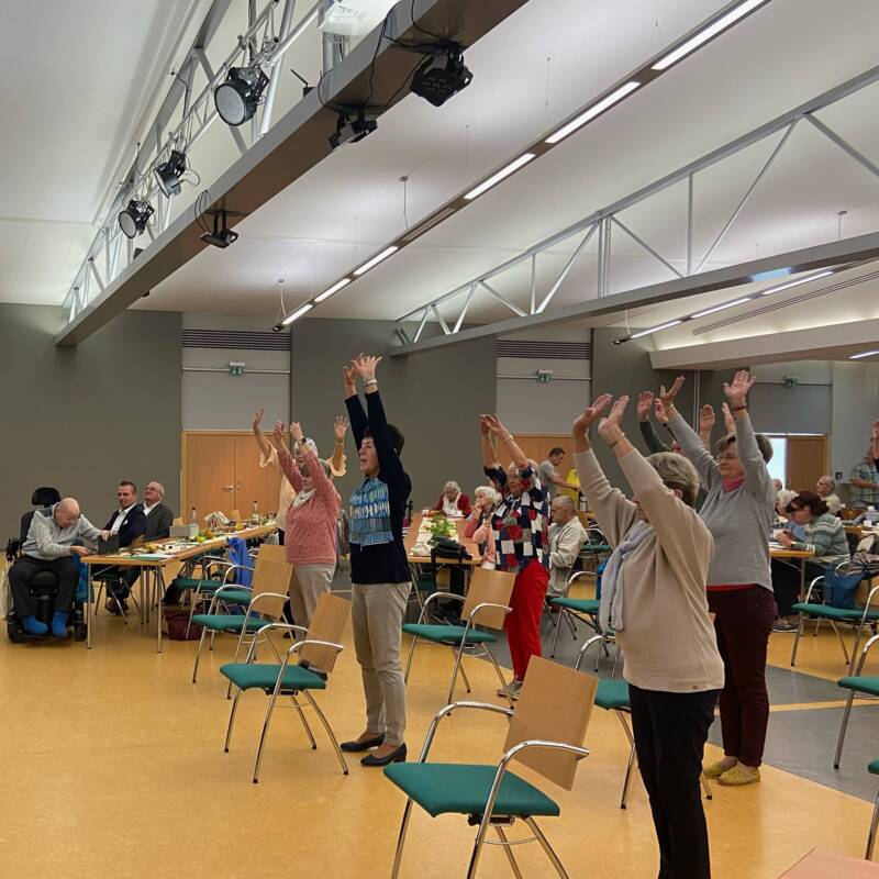 Stuhlgymnastik zum Seniorentag „Herbstfest für Senioren“ in der Stadthalle Eisenberg.