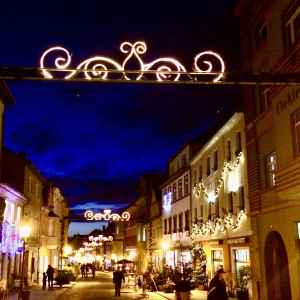 Weihnachtlich dekorierter Steinweg am Abend.