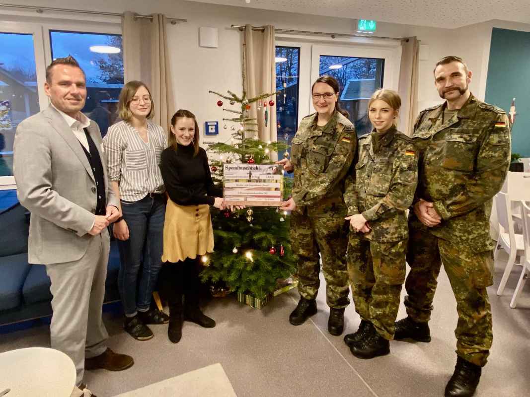 Vertreter der Bundeswehr, des Kinder- und Jugendhauses Sicor und der Eisenberger Bürgermeister bei der Spendenübergabe.
