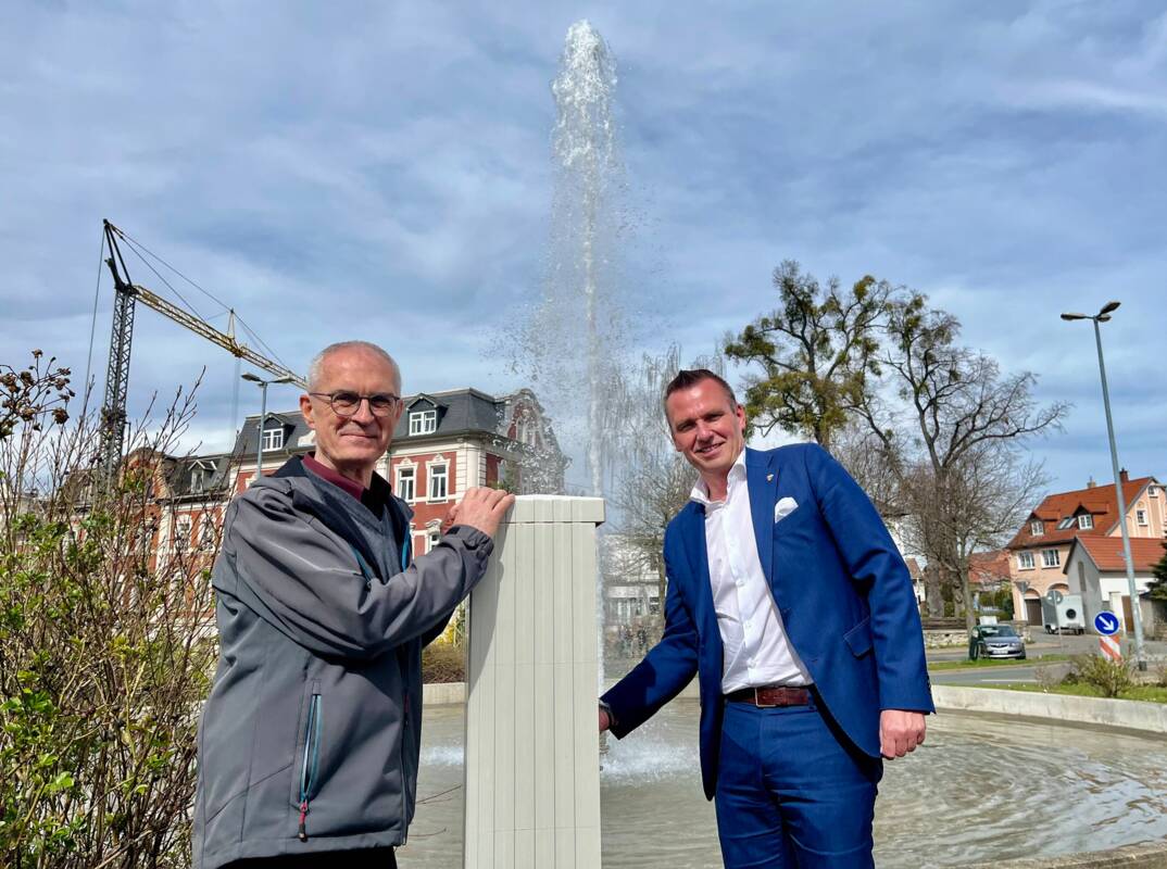 Bauamtsleiter Frank Herzig und Bürgermeister Michael Kieslich (v.L.n.R.) am Schützenplatz vor dem Springbrunnen.