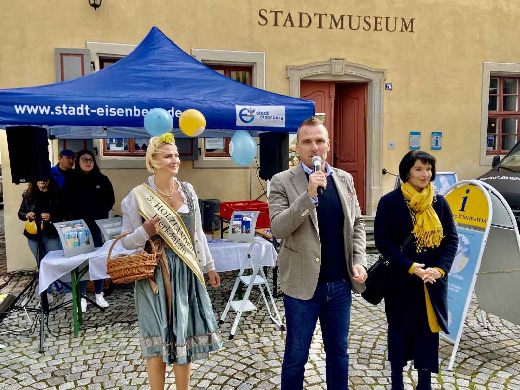 Die Holzländer Bierkönigin, Sarah die I., Eisenbergs Bürgermeister Michael Kieslich und die Vorsitzende der Eisenberger Innenstadtinitiative, Christine Daum bei der Eröffnung des Landmarktes.
