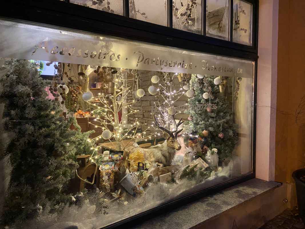 Weihnachtlich geschmückte Schaufenster