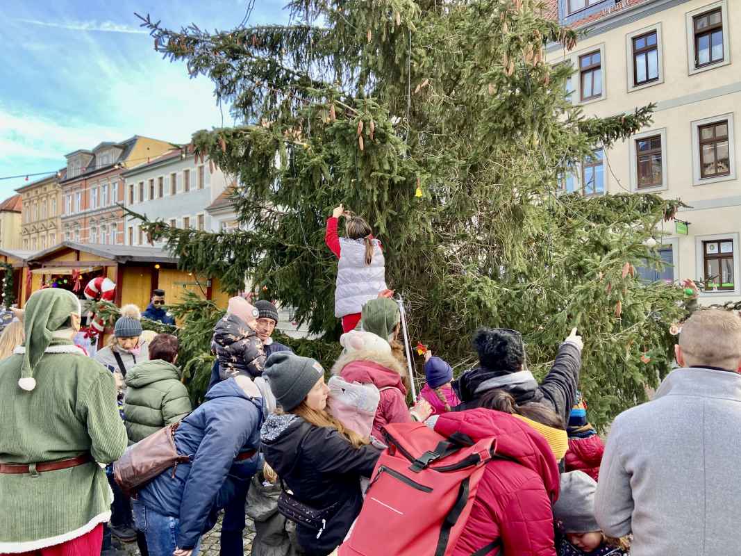 Weihnachtsbaum-Schmücken zum Adventsmarkt.