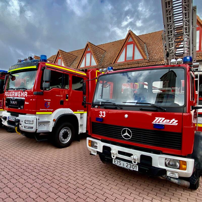 Fahrzeuge der Feuerwehr und des Technischen Hilfswerks.