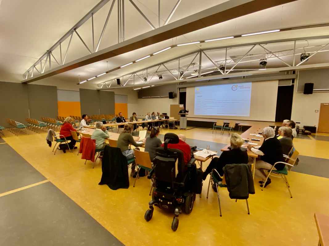 Diskussionsrunde zum Pflegeforum des Seniorenbeirates der Stadt Eisenberg in der Stadthalle.
