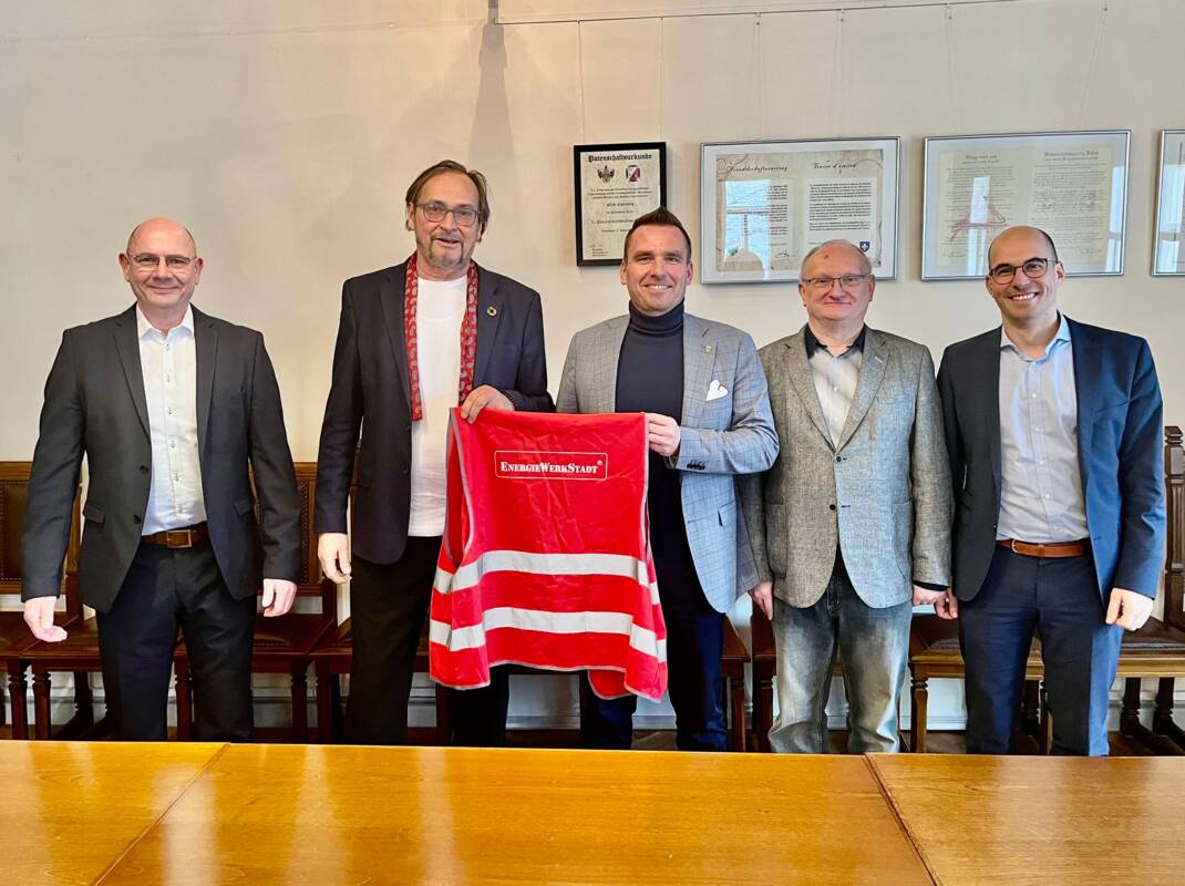 V.L.n.R.: Steffen Sieler (Wohnungsgenossenschaft Eisenberg), Dr. Kersten Roselt (EndergieWerkstadt), Bürgermeister Michael Kieslich, Uwe Hofmann (Eisenberger Wohnungsgesellschaft) & Steffen Tostlebe (Netzgesellschaft)