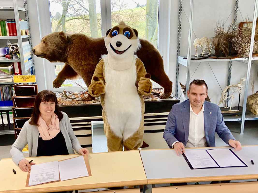 Unterzeichnung des neuen Betreibervertrages für den Eisenberger Tiergarten mit der Vorsitzenden der Ländlichen Kerne, Ina John und Bürgermeister Michael Kieslich