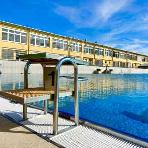 Schwimmbecken mit Startblock im Freibad