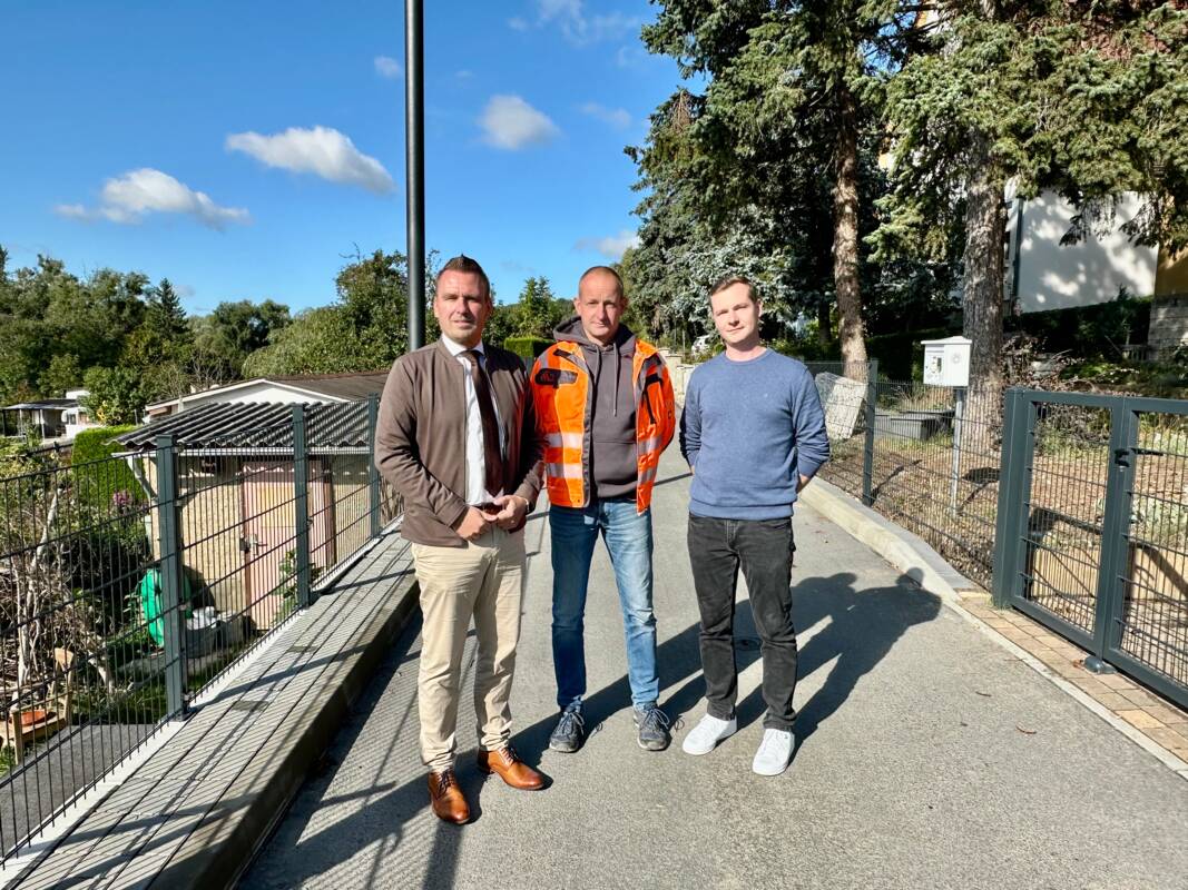 Bürgermeister Michael Kieslich, Sander Ulrich von der beauftragten Baufirma und Bauamts-Mitarbeiter Florian Dörl (v.L.n.R.) am sanierten Weidenweg.