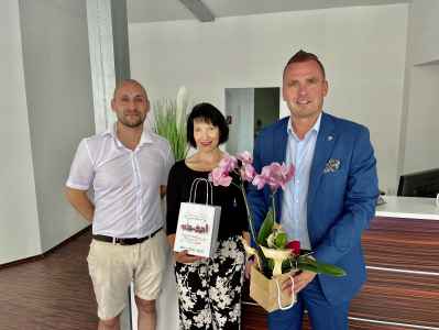 Christian Gnaase, Christine Daum und Bürgermeister Michael Kieslich (v.L.n.R.) in den Räumlichkeiten von Mietwagen Möbius auf dem Steinweg.