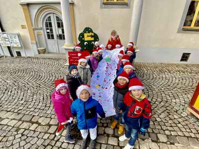 Schülerinnen und Schüler der Martin-Luther-Grundschule in Eisenberg geben ihren XXL-Wunschzettel am Wunschzettelbriefkasten ab