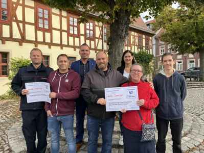 Vertreter des Launi-Cups, des Feuerwehrvereins, des Regelschul-Fördervereins und der Stadt Eisenberg