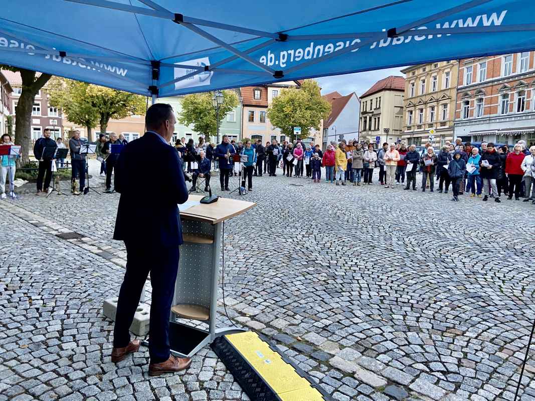 Aktion Deutschland singt zum Tag der Deutschen Einheit auf dem Eisenberger Marktplatz.