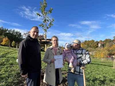 Bürgermeister Michael Kieslich (Links) und eine an der Geburtenbaum-Aktion teilnehmende Familie