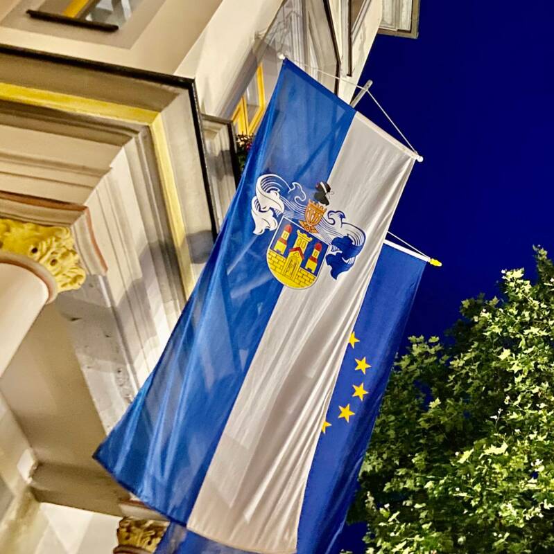 Flagge mit Stadtwappen am Rathaus