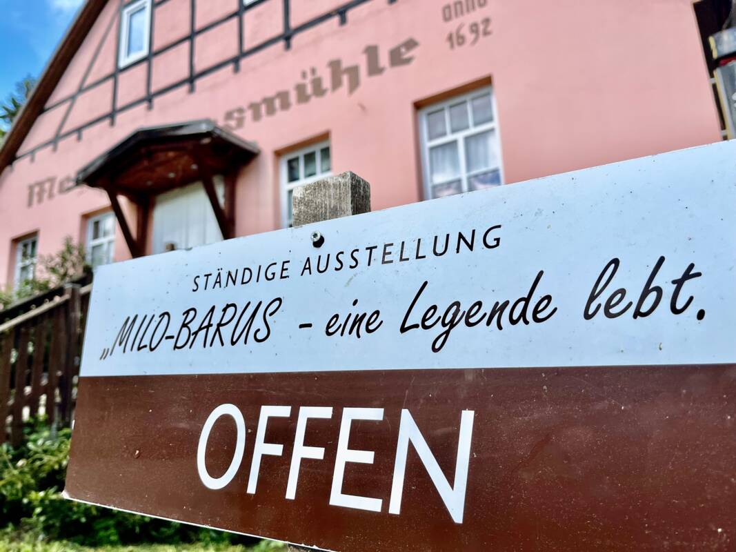 Schild zur Milo-Barus-Ausstellung