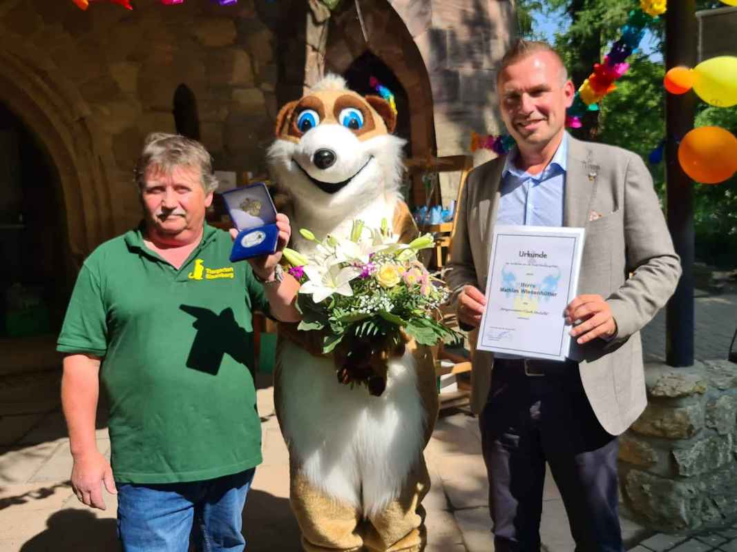 Auszeichnung mit der Bürgermeister-Clauß-Medaille von Mathias Wiesenhütter, dem Leiter des Eisenberger Tiergartens, durch den Eisenberger Bürgermeister Michael Kieslich im Rahmen des Tiergartenfestes 2022.
