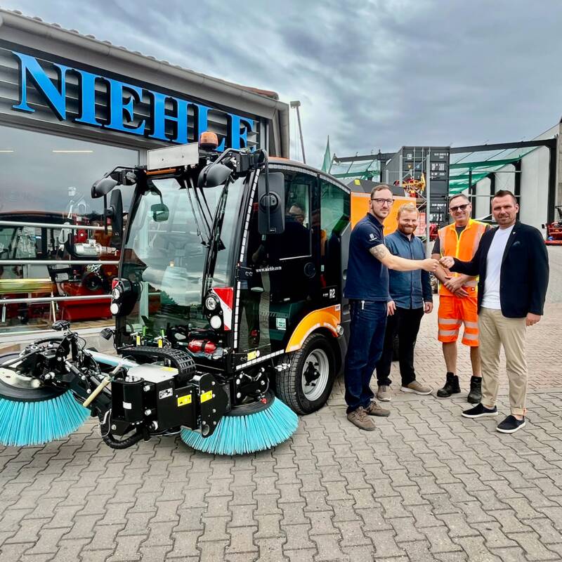 Schlüsselübergabe für die neue Kehrmaschine.