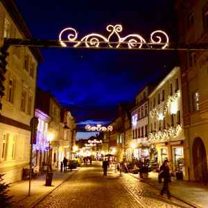 Weihnachtlich dekorierter Steinweg am Abend.