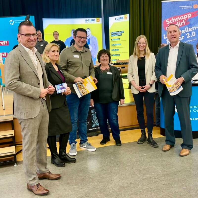 Die Vertreterinnen und Vertreter der Stadt Eisenberg, des Jobcenters, der Agentur für Arbeit und des Landratsamtes bei der Eröffnung der Jobmesse Eisenberg.