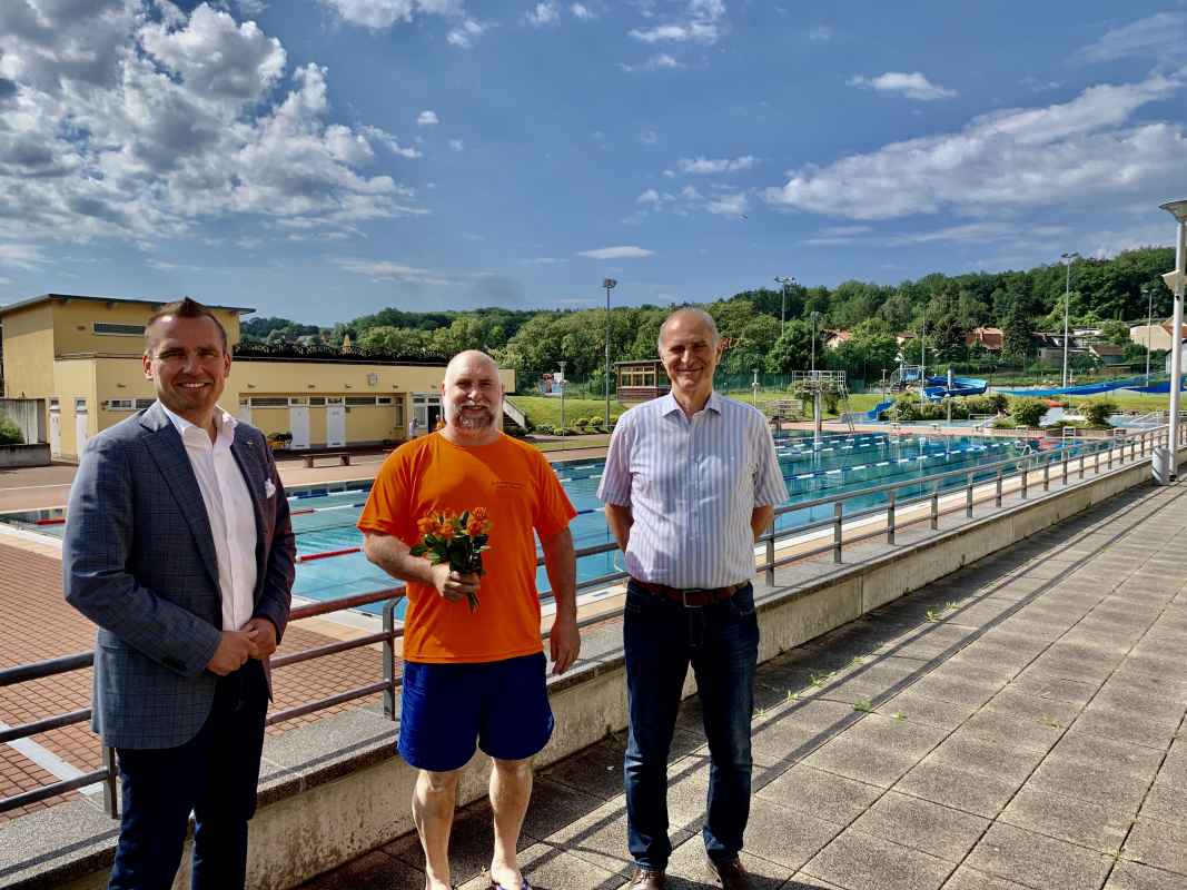 Eröffnung des Freibades 2022: Bürgermeister Michael Kieslich, Schwimmmeister Jan Steiner und Bäderchef Lutz Cebulski
