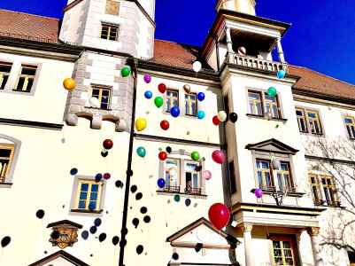 Luftballons mit den Wünschen der Grundschüler vor dem Eisenberger Rathaus