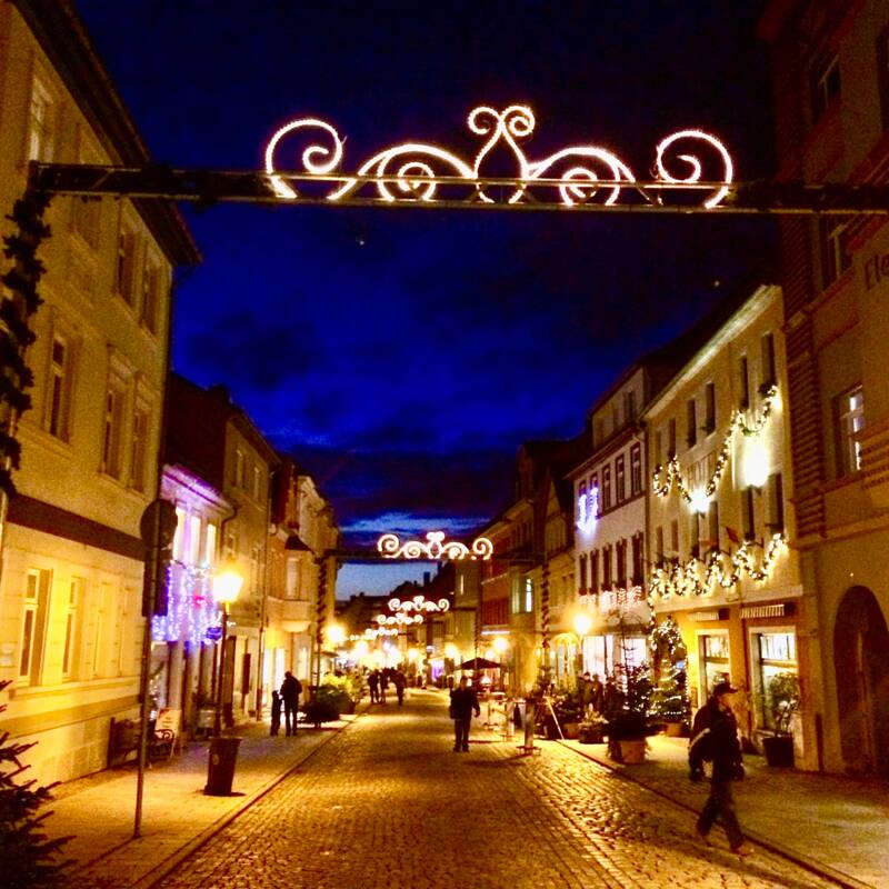 Weihnachtlich dekorierter Steinweg am Abend.