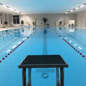 Schwimmbecken im Hallenbad