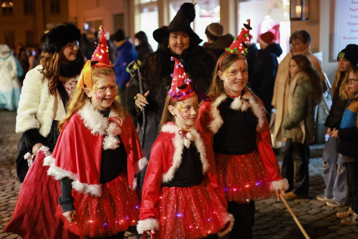 Weihnachts- und Märchenfigurenparade