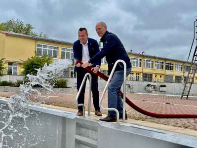 „Wasser marsch,“ im Eisenberger Freibad mit Bürgermeister Michael Kieslich und Bäderchef Lutz Cebulski (v.L.n.R.)