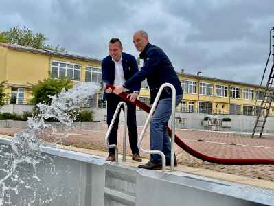 „Wasser marsch,“ im Eisenberger Freibad mit Bürgermeister Michael Kieslich und Bäderchef Lutz Cebulski (v.L.n.R.)