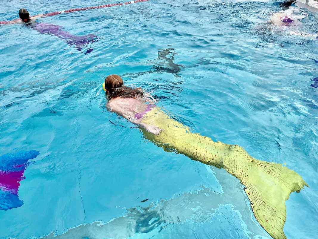 Meerjungfrauen-Schwimmen zum Badfest 2023.