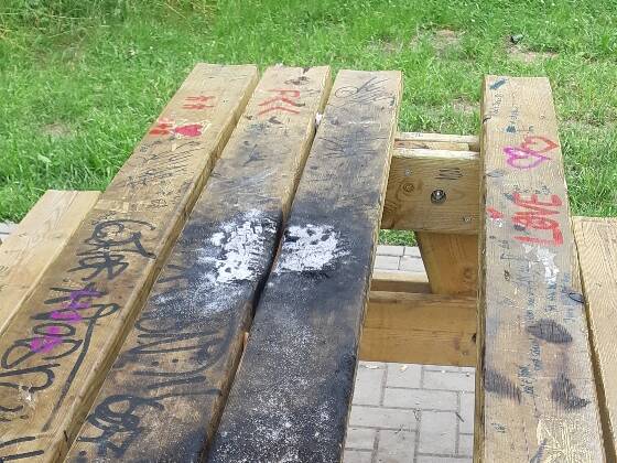 Beschädigungen an einer Sitzgelegenheit