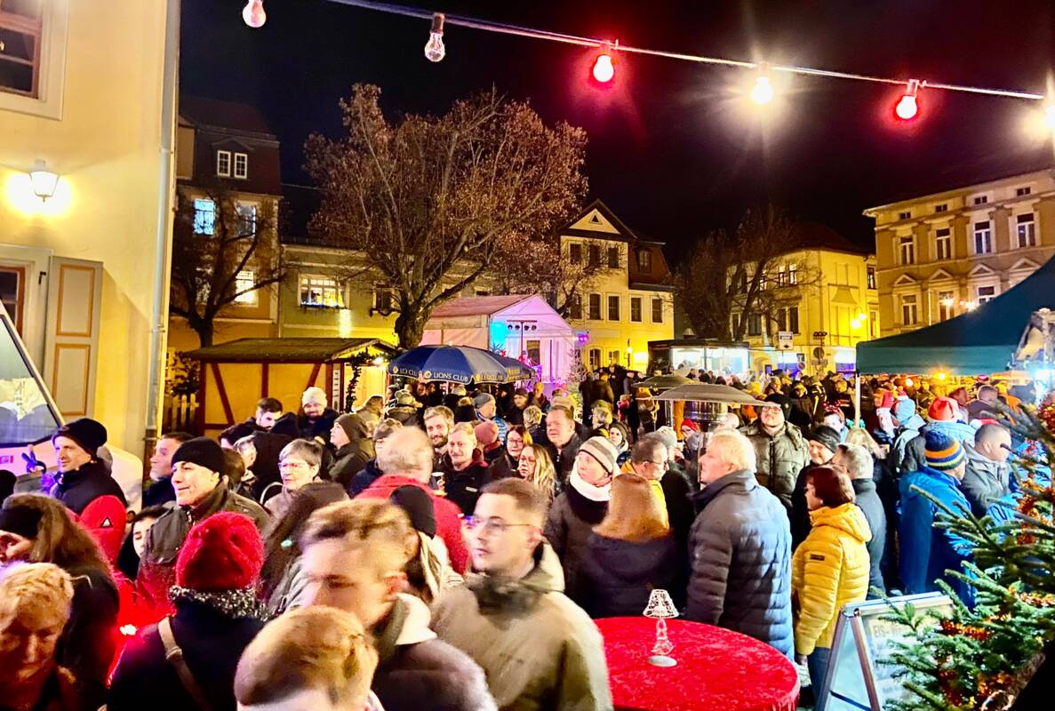 Blick auf den Nacht-Weihnachtsmarkt.
