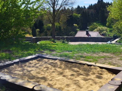 Scheithof: Alter Sandkasten weg - neuer Sandkasten steht bereit. 