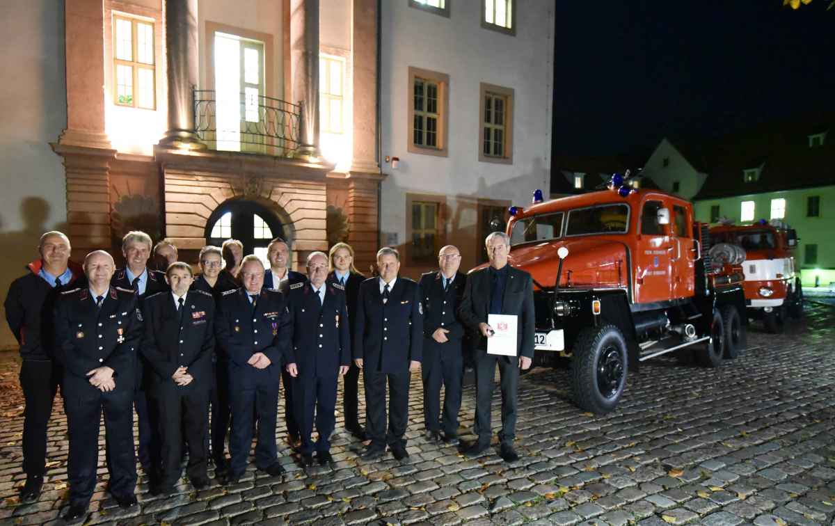 Gruppenfoto - Ehrung ehrenamtlich Aktiver für die Leistungen im Bereich der Feuerwehr