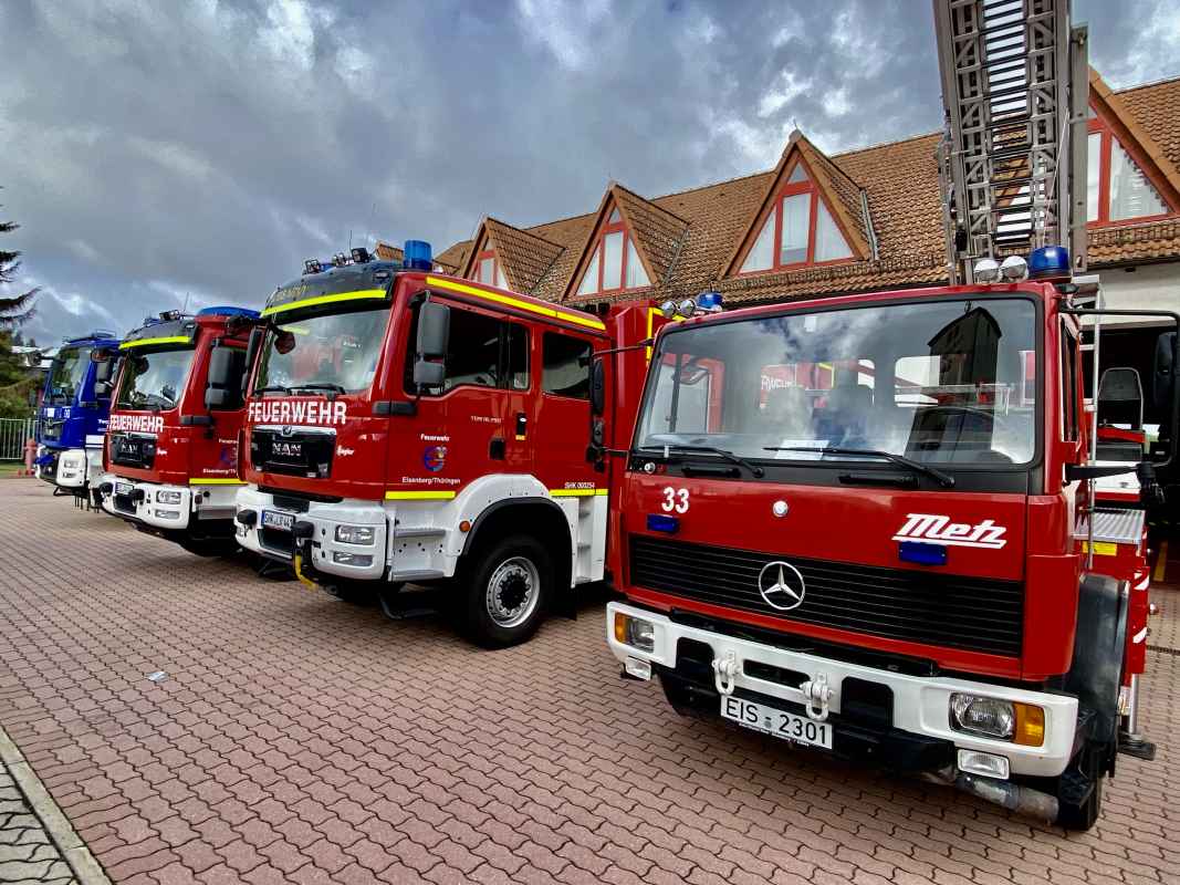 Fahrzeuge der Feuerwehr und des Technischen Hilfswerks.