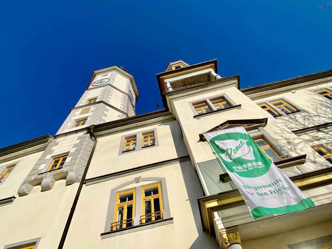 Mayors for Peace Flagge am Rathaus
