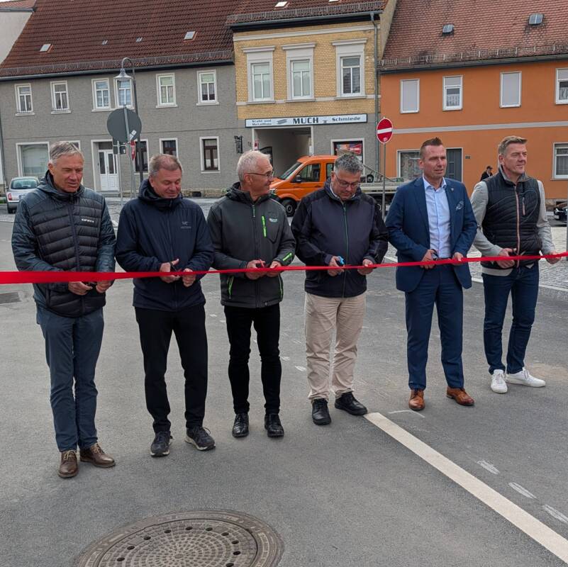 Fertiggestellter Roßplatz. Die beteiligten Akteure schneiden das Band zur Verkehrsfreigabe durch.