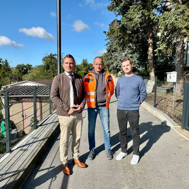 Bürgermeister Michael Kieslich, Sander Ulrich von der beauftragten Baufirma und Bauamts-Mitarbeiter Florian Dörl (v.L.n.R.) am sanierten Weidenweg.
