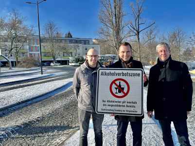 Stephan Wagner, Martkleiter EDEKA, Bürgermeister Michael Kieslich und Ordnungsamtsleiter Holger Schmoock mit der neuen Beschilderung zur Alkoholverbotszone am Busplatz.