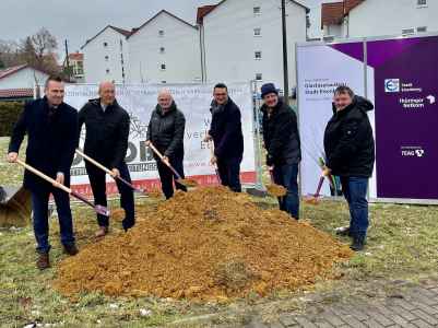 Spatenstich zum Glasfaserausbau der Thüringer Netkom an der Ludwig-Jahn-Straße in Eisenberg. Zu sehen Vertreter der Stadt Eisenberg, der Wohnungsgesellschaft, der Thüringer Netkom und der beauftragten Baufirma.