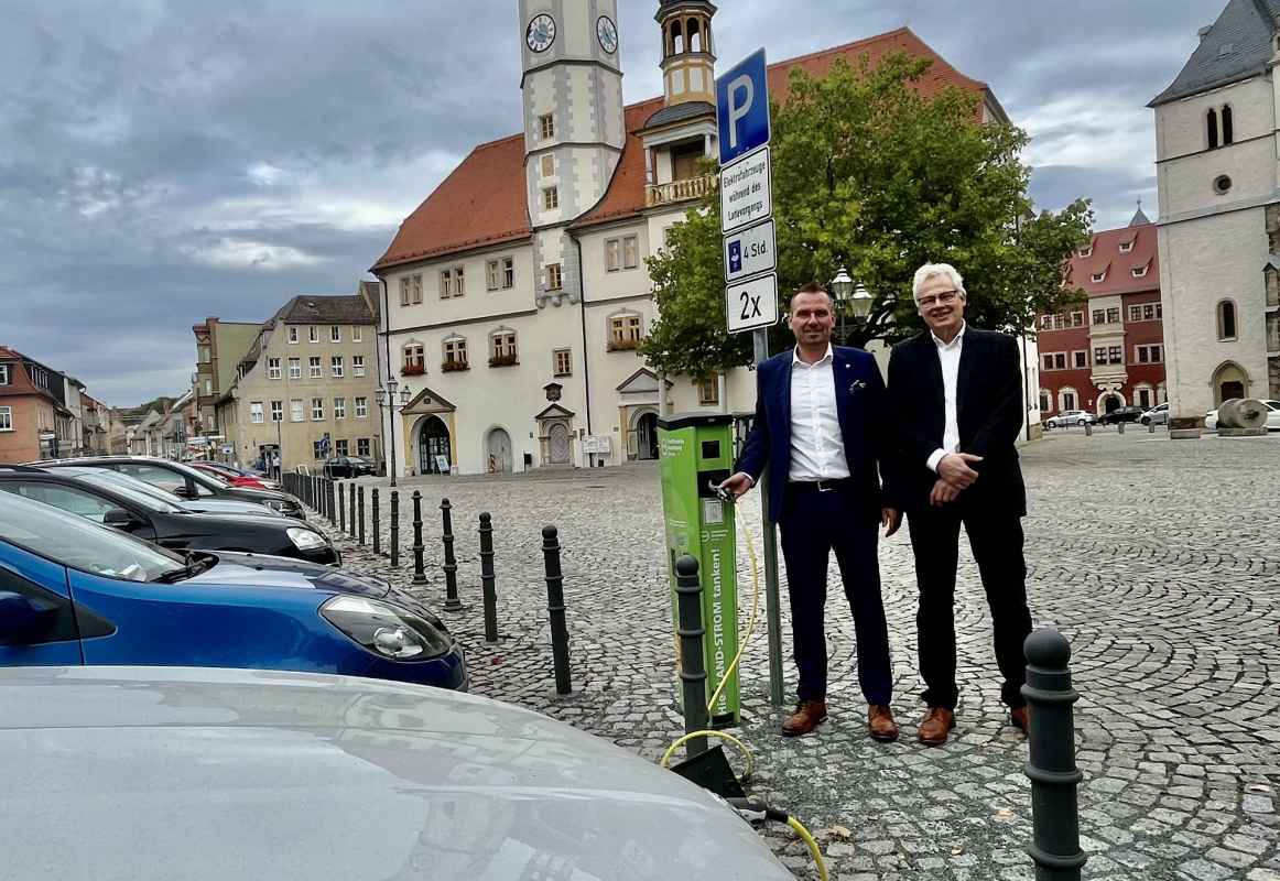 Bürgermeister Michael Kieslich (links) und der Stadtwerke-Geschäftsführer Jan Fuhrberg-Baumann an der neuen Ladesäule am Markt.