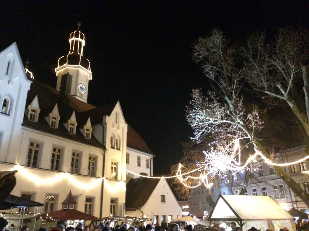 Überblick über den Nacht-Weihnachtsmarkt auf dem Eisenberger Marktplatz.