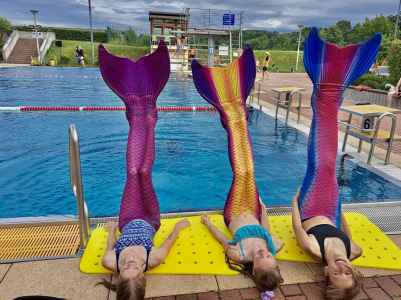 Meerjungfrauen-Schwimmen zum Badfest 2023.