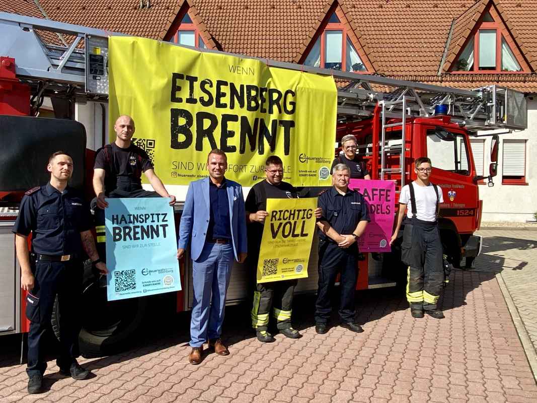 Gruppenfoto zur Vorstellung der neuen Mitgliederkampagne der Freiwilligen Feuerwehr Eisenberg.